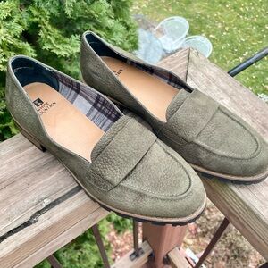 9.5 White Mountain Olive Green Slip-On Shoes, leather/ manmade.
